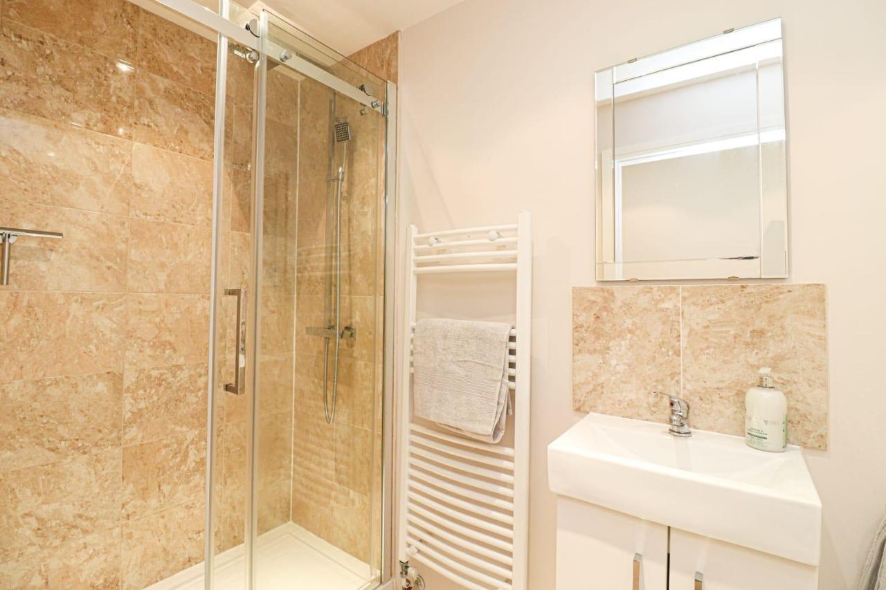 A Superb Large 1 Bedroom In Apartment
